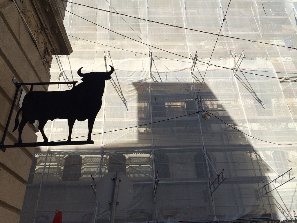 épület_árnyék_bika_cégér_utcakép_városfotó_Budapest_kicsi