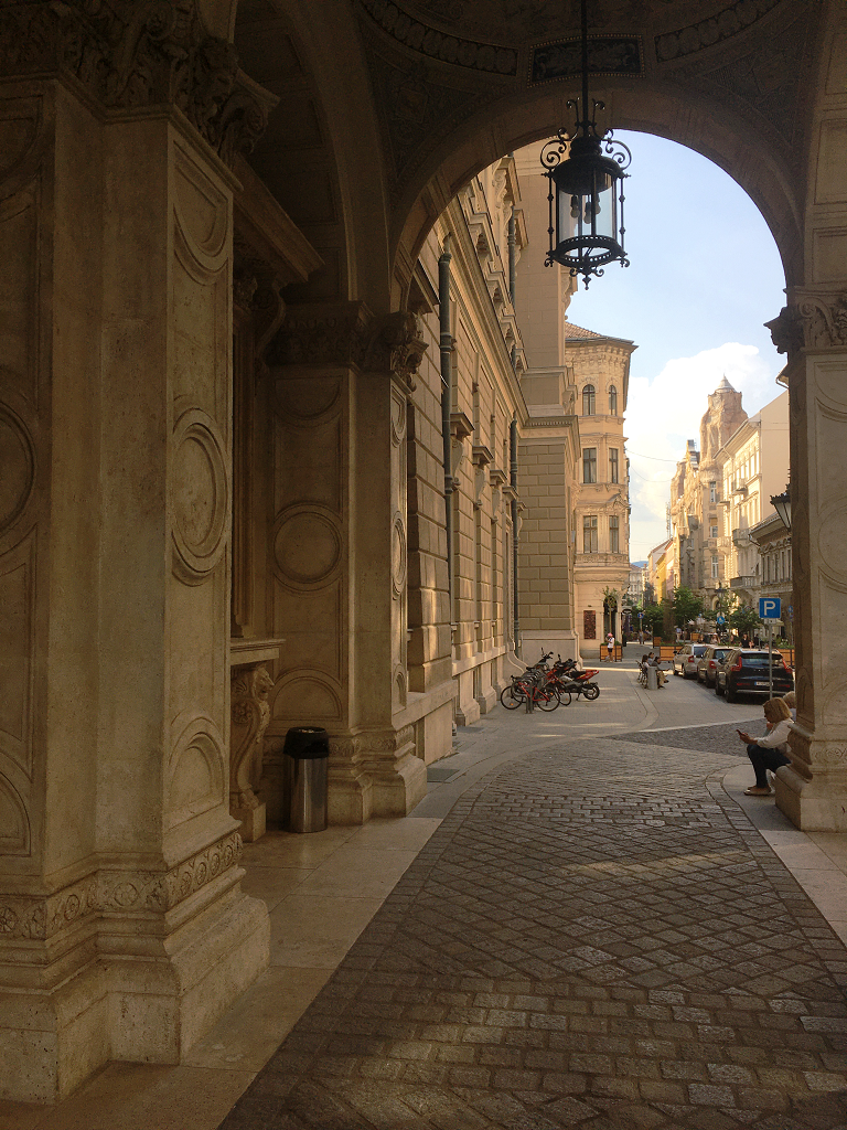 Budapest_Operaház_Hajós_utca_városfotó
